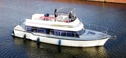 Hausboot von TOP CHARTER liegt im Hafen
